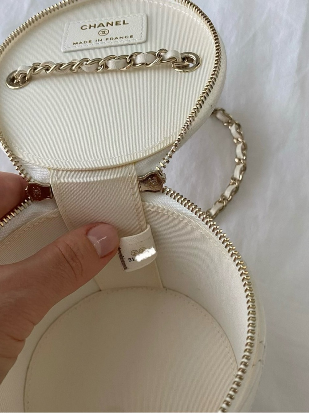 CHANEL CC Round Vanity Case Chain Quilted Lambskin Mini shoulder/crossbody 2021 - Picture 16 of 17